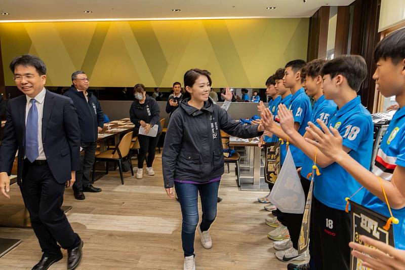 市長高虹安與選手擊掌互動。