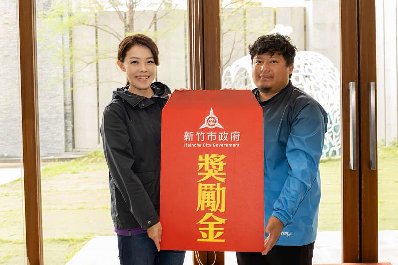 市長高虹安頒發獎勵金37萬，由教練石俊傑代表領取。