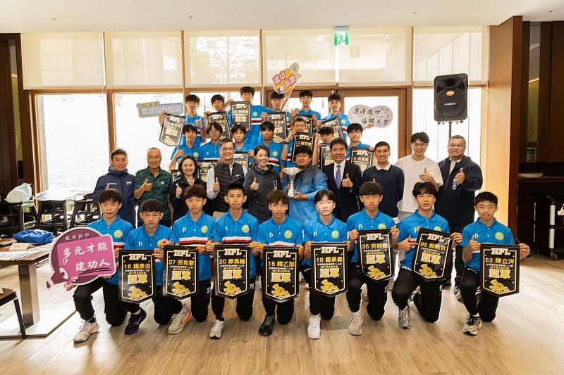 竹市建功高中國中部足球隊奪全國甲級亞軍 高虹安市長頒發獎勵金37萬元