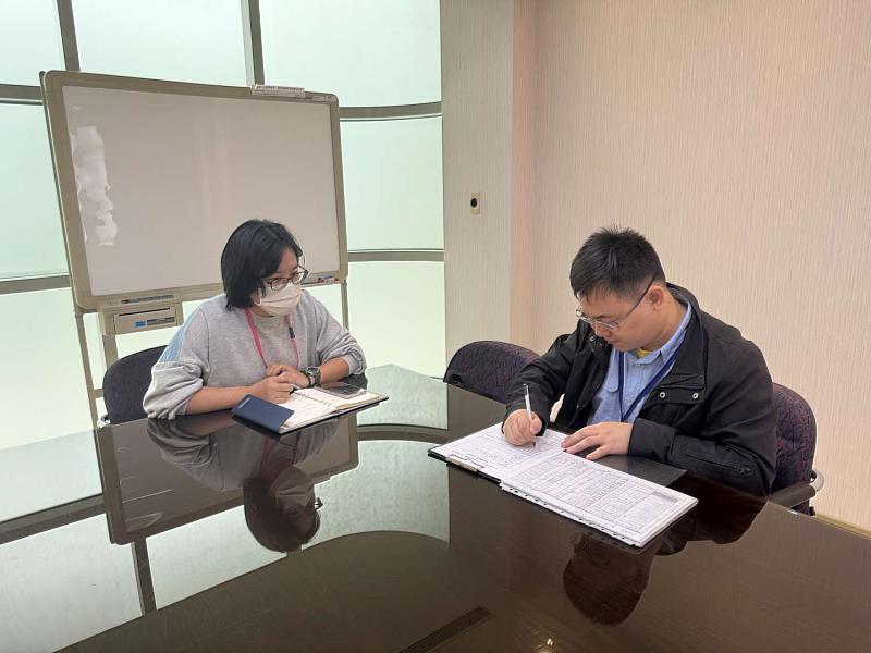 環保局現勘事業進行訪談。