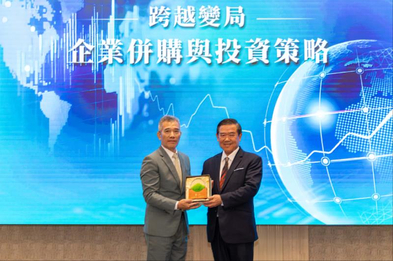 玉山銀行總經理林隆政(左)與佳世達董事長陳其宏(右)出席「跨越變局-企業併購與投資策略」論壇。