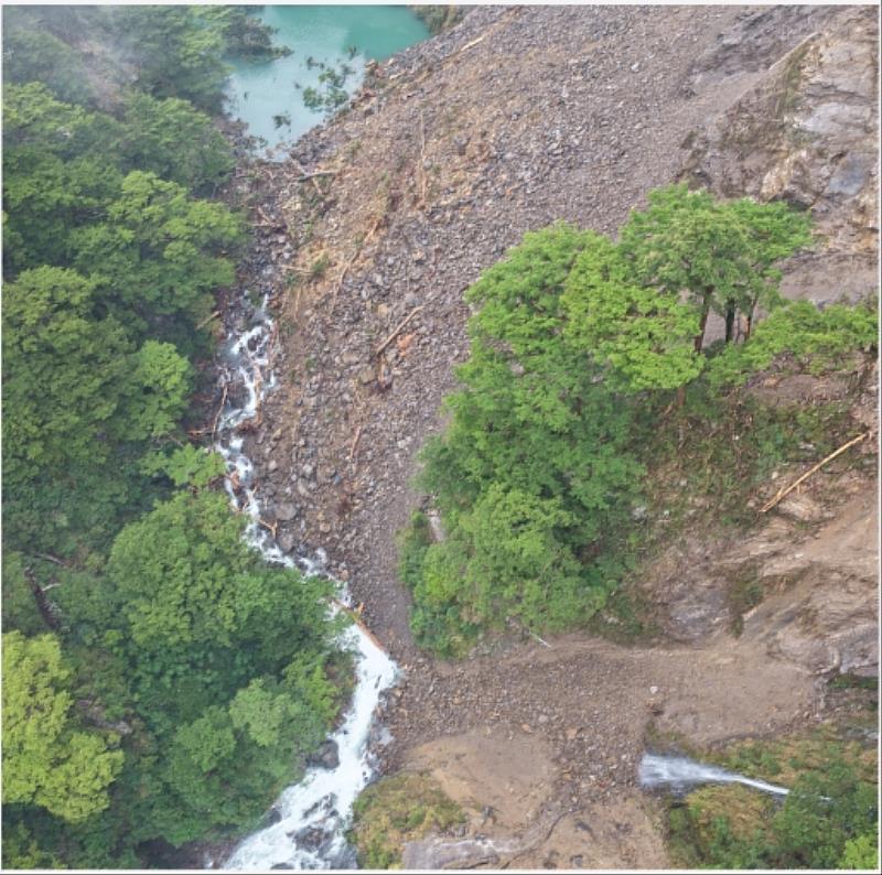 合歡溪上游堰塞湖持續自然溢流。