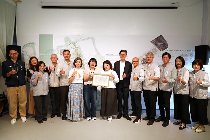 西區大發展成果展合影。