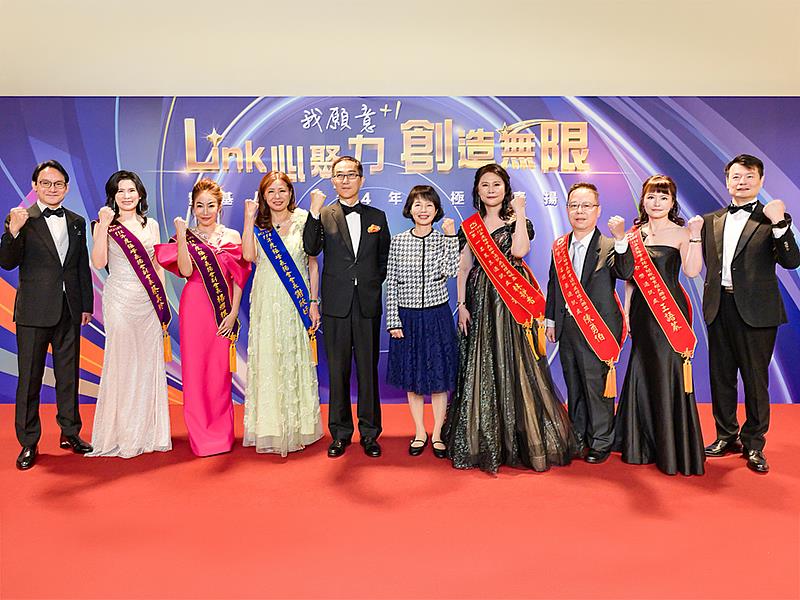 凱基人壽114年度極峰表揚會，董事長王銘陽（左5）、總經理郭瑜玲（左6）表揚獲獎菁英及業務團隊，期勉持續以「我願意+1」的具體行動回應市場與客戶需求，擴大ONE KGI綜效與業務成長動能。