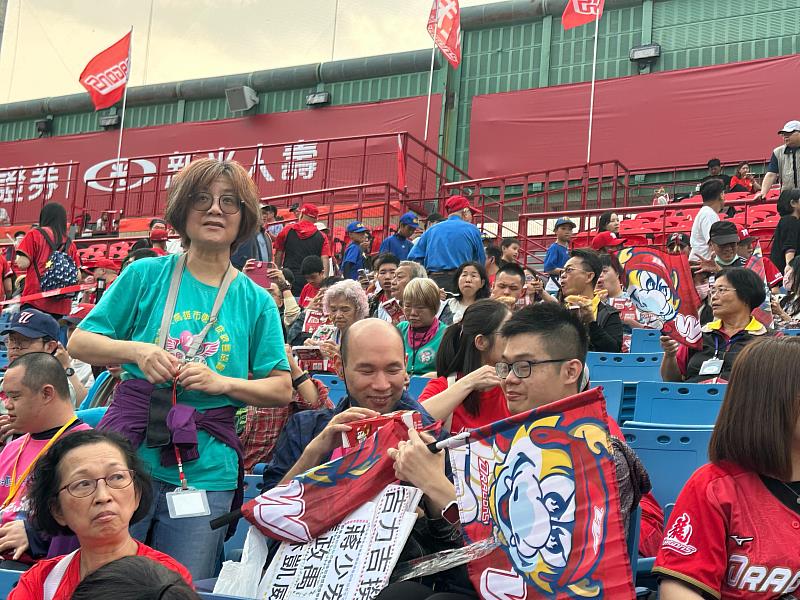 活動不僅提供家長喘息空間，也幫助身心障礙青年實際走入公共場域，累積與社會互動的經驗（頂新和德文教基金會提供）