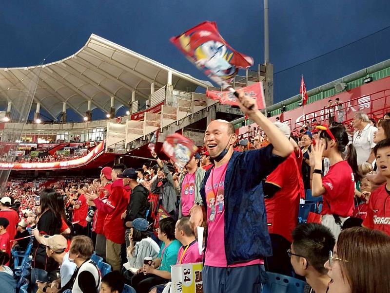 味全龍開幕戰最暖應援。40位身心障礙青年與家長北上看球，頂新和德文教基金會圓夢同行。（頂新和德文教基金會提供）