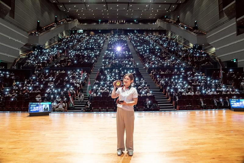 信義房屋三重菜寮店專案經理林珊渝曾拿過全公司三重區業績TOP1、年度千萬經紀人,今年2月她再拿下全公司業績TOP1。