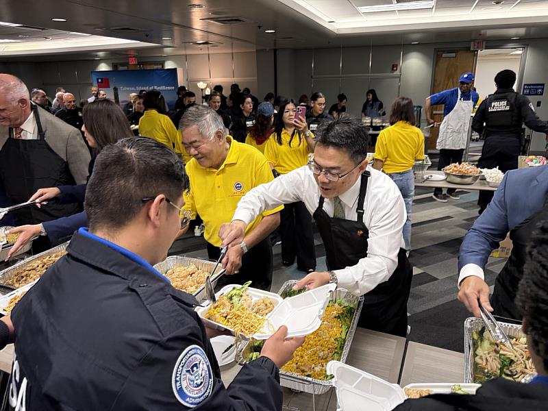 駐邁阿密辦事處周啟宇處長現場協助打菜。