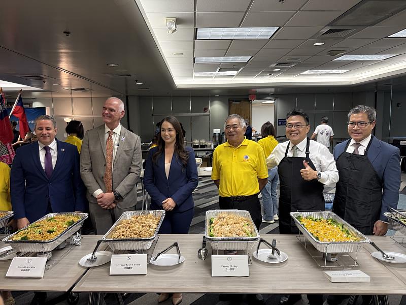 駐邁阿密辦事處周啟宇處長（右2）與邁戴郡航空局長暨邁阿密國際機場首席執行官Ralph Cutie（左2）邁戴郡議員Natalie Milian Orbis（左3）及邁戴郡稅務局長Dariel Fernandez（左1）、美國安良工商會關永發總理（右3）及King of Fans執行長Tien Lo（右1）合影。