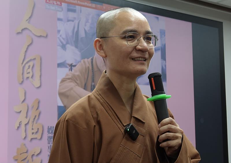 臺北市新聞記者公會理事長暨人間福報社長妙熙法師講述《永續從心念開始：傳遞正向價值》。