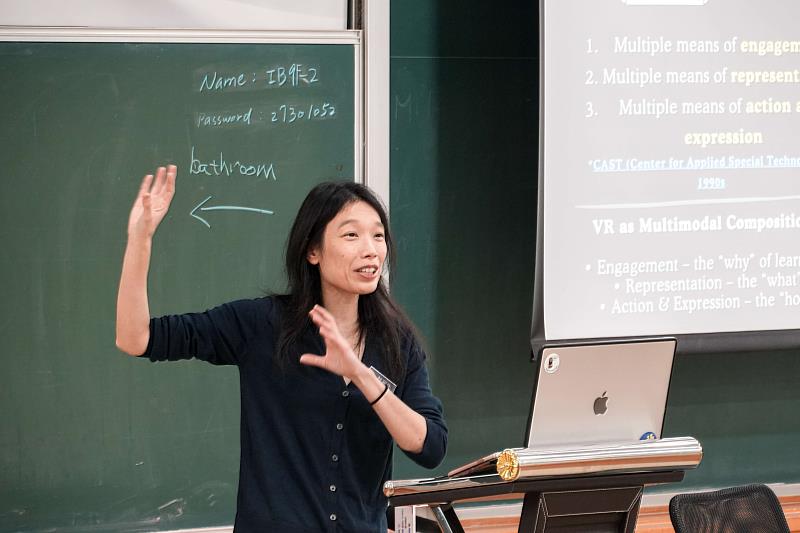 UC Irvine教授Jung Hsien Lin帶領工作坊，指導參與教師進行教學實作。