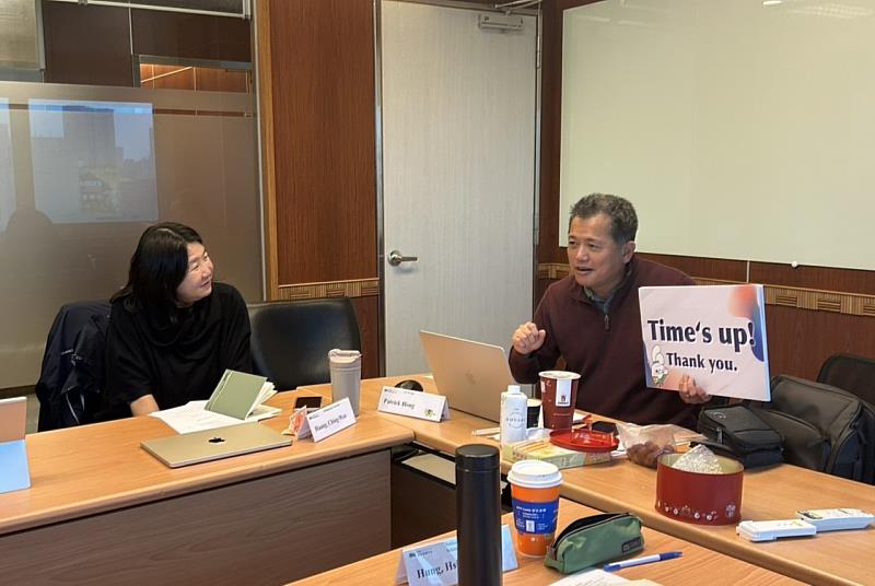 UC Irvine教授Patrick Hong（右）與參訓教師（左）分享雙語教學經驗。