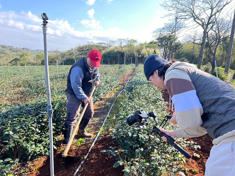 資傳四謝立石、黃柏鈞、方標鑫的《益心・一藝・百年茶》，透過影像記錄「新合益茶廠」的故事。（圖／淡江大學提供）