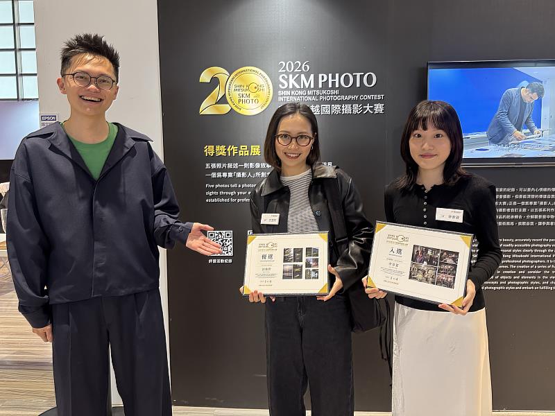 大傳系校友林俊耀（左起）、沈逸欣及大傳四李韋菱，在新光三越攝影藝術博覽會合影。（圖／淡江大學提供）