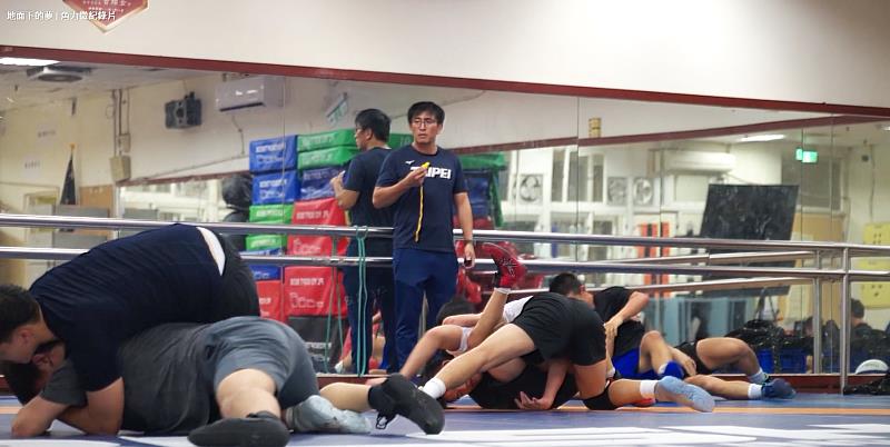 大傳三謝政育與洪睿緒的《地面下的夢》，透過寫實的鏡頭記錄基層運動員的揮汗瞬間與追夢歷程，獲得百大精選獎。（圖／淡江大學提供）