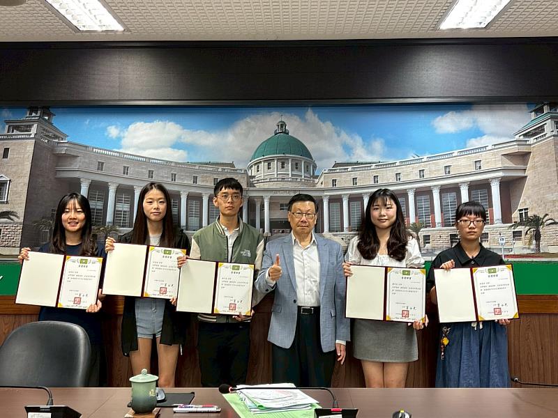 亞洲大學校長蔡進發（中）豎起大拇指，與獲選「115年度大專優秀青年」的學生合影留念。
