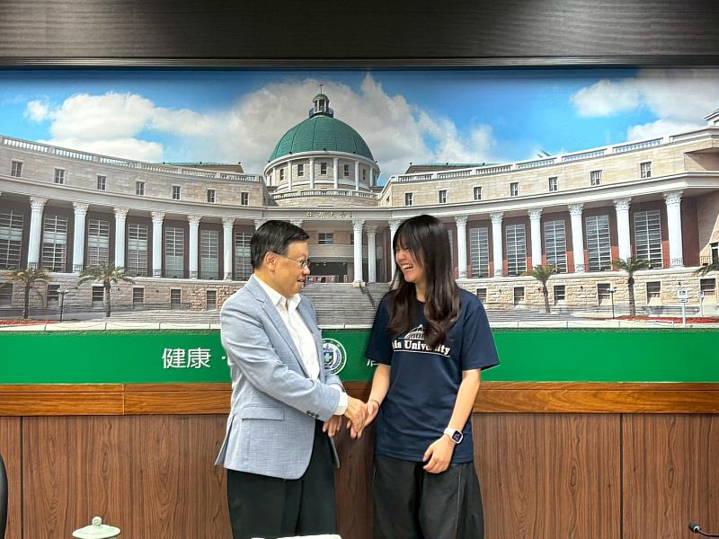 校長蔡進發（左）親自與獲獎學生握手祝賀。學生笑容極具感染力，充分呼應校慶「熱力炸場」的喜慶氛圍，展現亞大學子的活力與自信。