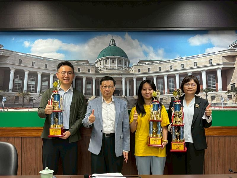 蔡進發校長與「精神總錦標」前3名護理、幼教及健管系代表合影。