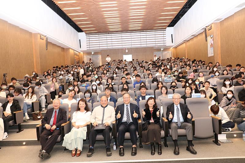 江安世校長伉儷、黃一農院士伉儷、林昭庚院士、鄭隆賓執行長校院主管與師生會場合影。