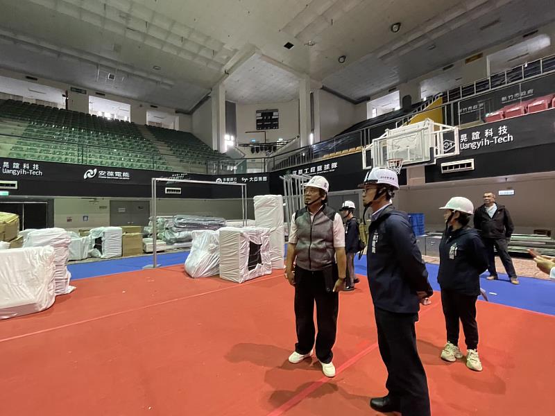 林琨瀚副市長現場視察1樓籃球場區域。