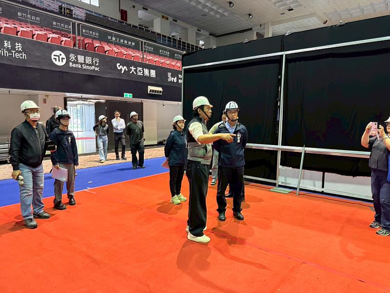 林琨瀚副市長現場視察1樓籃球場區域。