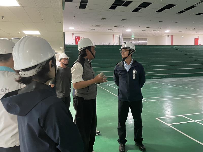 林琨瀚副市長現場視察地下1、2樓羽球場工區。