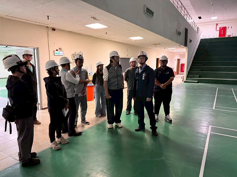 林琨瀚副市長現場視察地下1、2樓羽球場工區。