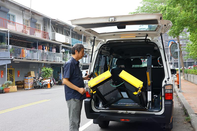 長照交通車。