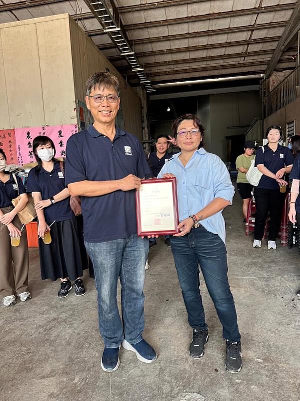 企管所研究生林家如（右）將學術論文投稿研討會，與指導教授呂德財（左）合影。