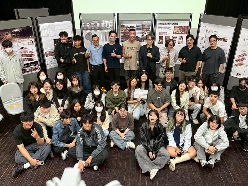 空設系攜手在地企業進行產學合作,為餐酒館進行空間設計,頒獎典禮全體合影。