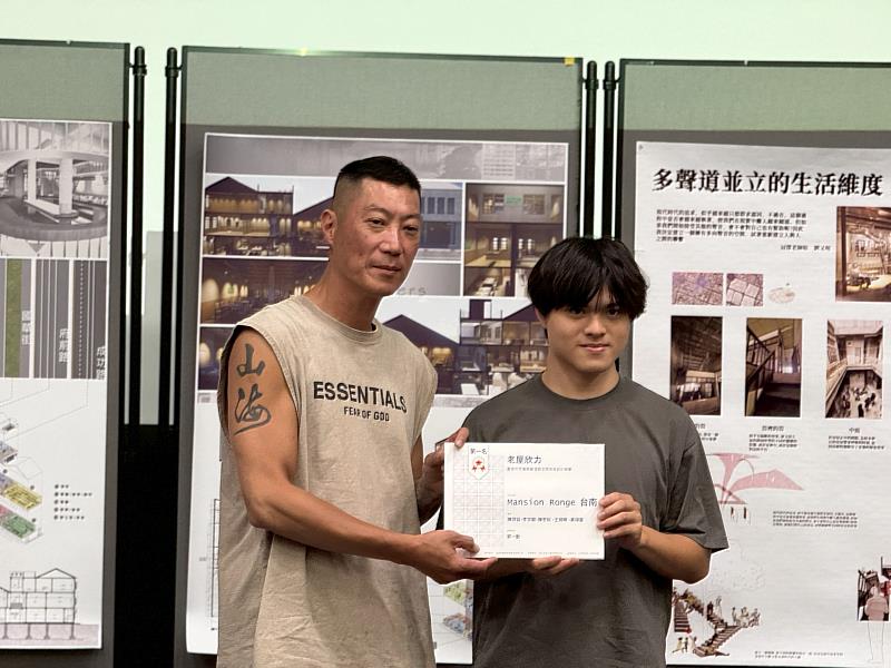 金泰吉團隊代表劉建隆(左)頒獎予第1名團隊,由李宗龍(右)代表領獎。
