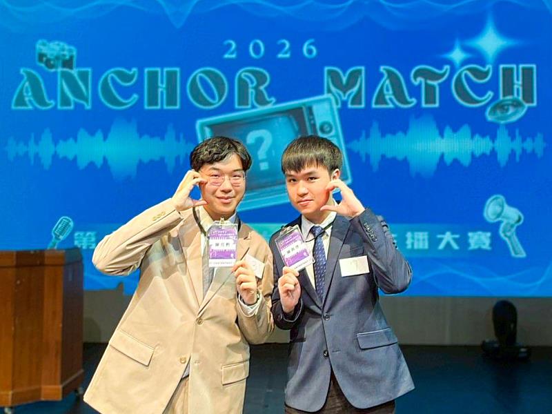 世新大學新聞系陳雋尊(右)以課程實作與實習歷練精進播報能力奪冠,左為決賽選手政大陳亮勲。(世新大學提供)