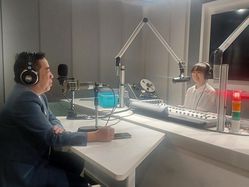 世新口傳系學生不僅學習口語表達，更實際參與Podcast製作與社群經營，累積多元實戰經驗。（世新大學提供）