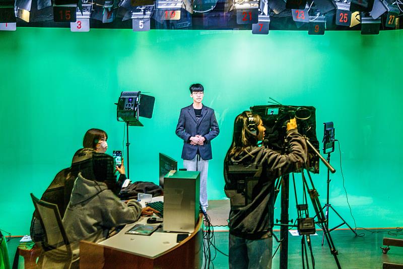 世新新聞系設有多元的智慧影音製作空間與多元獎助金制度。（世新大學提供）