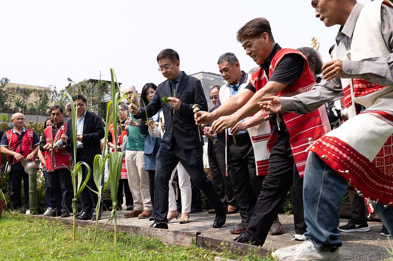 賽夏族合作社長老們及貴賓進行祈福儀式。