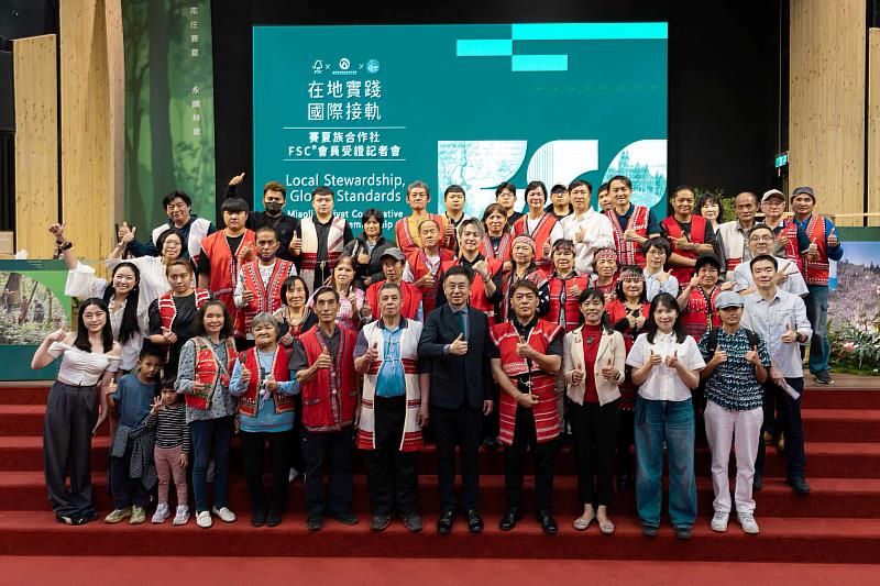 林業保育署署長及同仁與賽夏族族人合照。