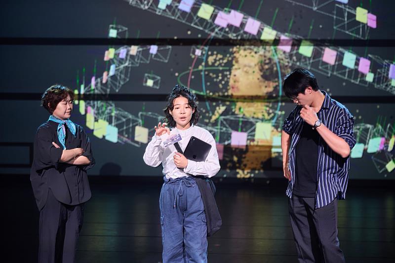 第4屆桃園科技表演藝術獎－銀獎&廣藝特別獎：混將《電波訊號：昏迷父親連線對話》演出片段2