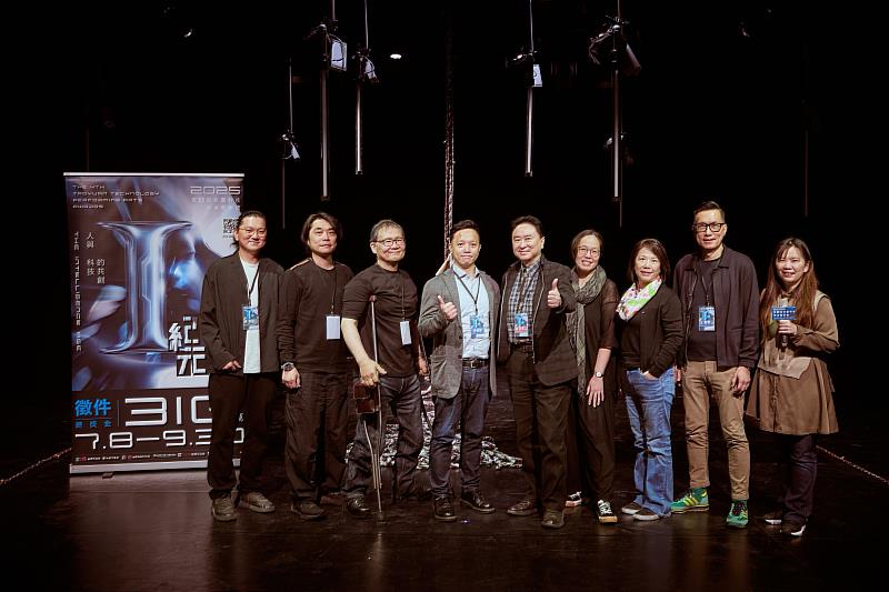第4屆桃園科技表演藝術獎複審前主辦單位與評審委員合影。