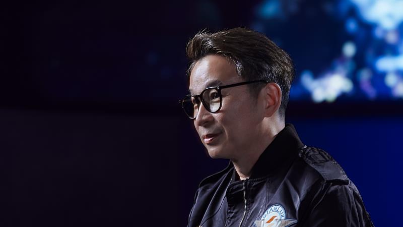 音樂部分由華語樂壇舉足輕重的天后製作人「陳鎮川」擔任艦長，精選多張適合飛行情境聆聽的專輯。