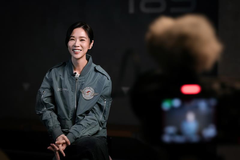 星宇航空精心打造豐富多元的機上影音體驗,特別邀請謝盈萱、陳鎮川、膝關節等跨界專業人士化身「艦長」,推出《艦長的時空航線》系列影片。