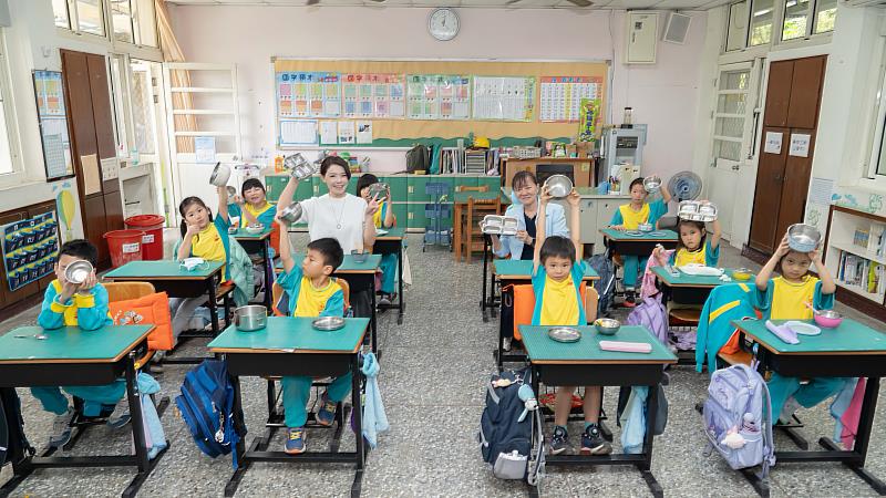 守護孩子營養健康！高虹安市長與茄苳國小學童共進營養午餐