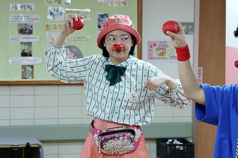 其中一位小丑醫師「努努」表示，小丑醫生需要具備敏銳的觀察力與同理心，演出內容會依據不同年齡層量身設計，讓不同狀態的病人都能在表演中獲得陪伴與療癒。