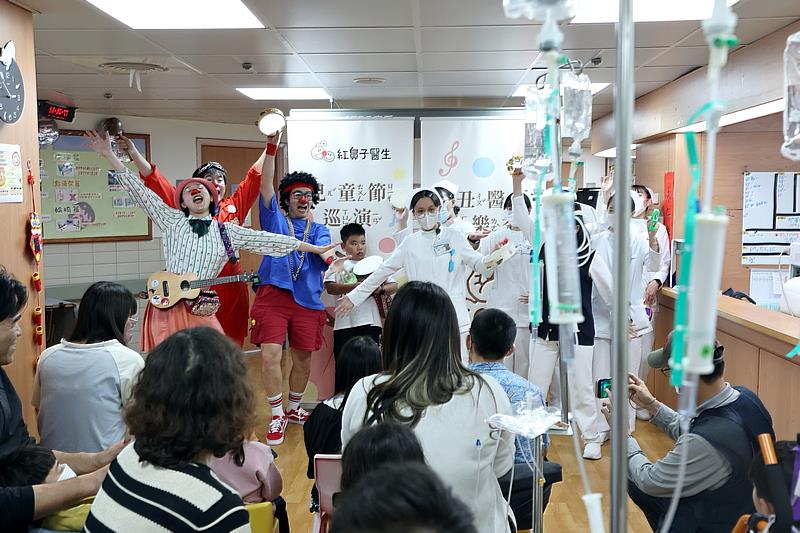 紅鼻子醫生巡演送暖 花蓮慈院跨病房傳遞兒童節歡笑
