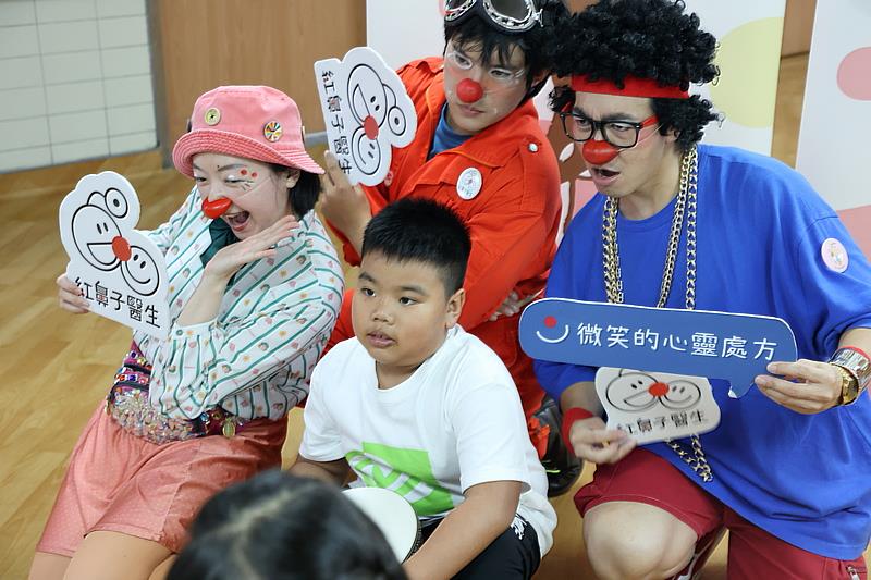 花蓮慈院二七西病房每逢節日都會結合衛教或不同形式的演出舉辦活動，除了讓住在病房中的小朋友能感受過節氣氛，也讓陪同住院的父母能夠和孩子創造美好的回憶。