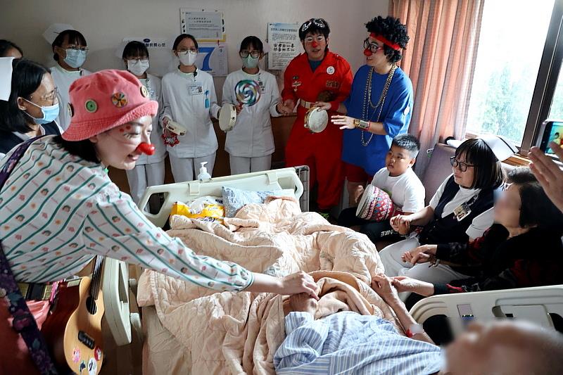 小丑醫生溫柔牽起心蓮病房的病人與家屬，為他們帶來經典歌曲《甜蜜蜜》。簡女士與88歲的丈夫手牽著手，和大家圍成一圈、輕聲合唱，溫柔的歌聲迴盪在病房。
