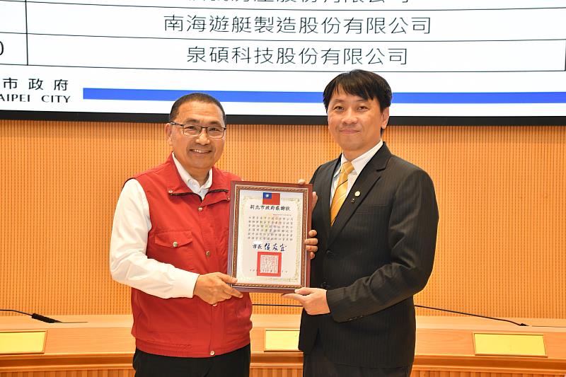 侯市長頒發感謝狀表揚防災合作企業。
