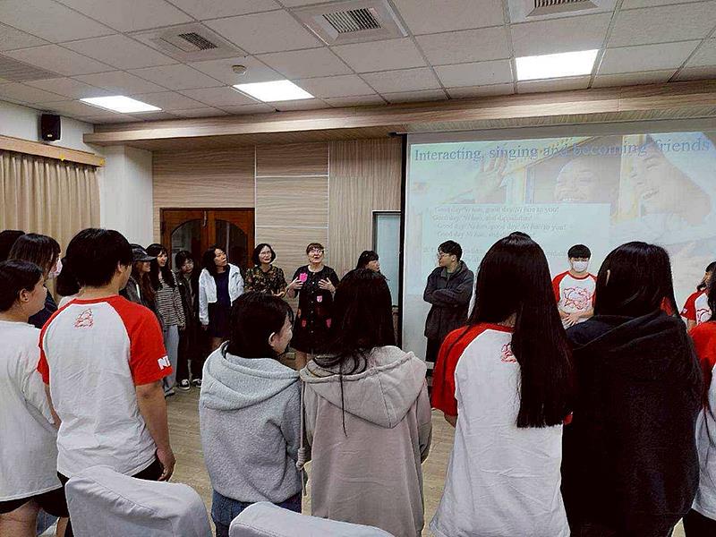 南華大學邀請芬蘭University of Turku的榮譽教授Inkeri Ruokonen蒞校演講，以充滿活力的互動方式開場。