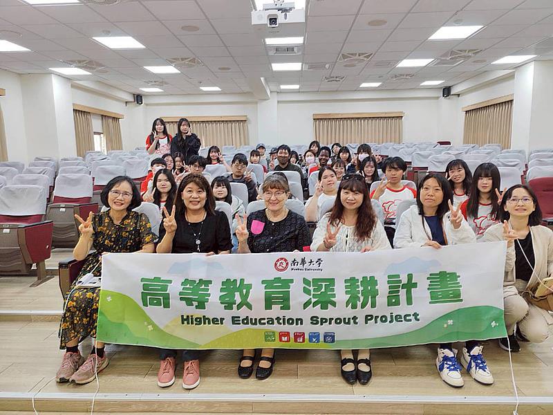 南華大學邀請芬蘭University of Turku的榮譽教授Inkeri Ruokonen蒞校演講，現場大合照。