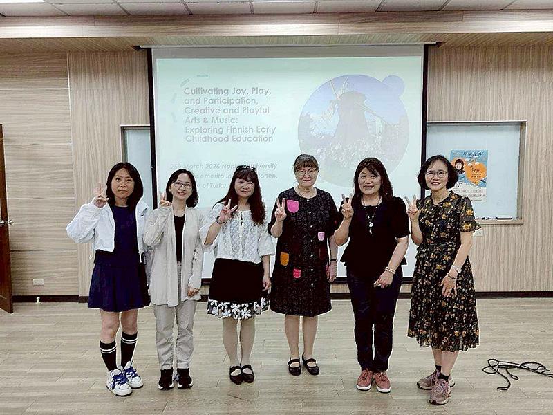 南華大學邀請芬蘭University of Turku的榮譽教授Inkeri Ruokonen(右3)蒞校演講,並與葉月嬌副校長(右2)及幼教系師長合影。