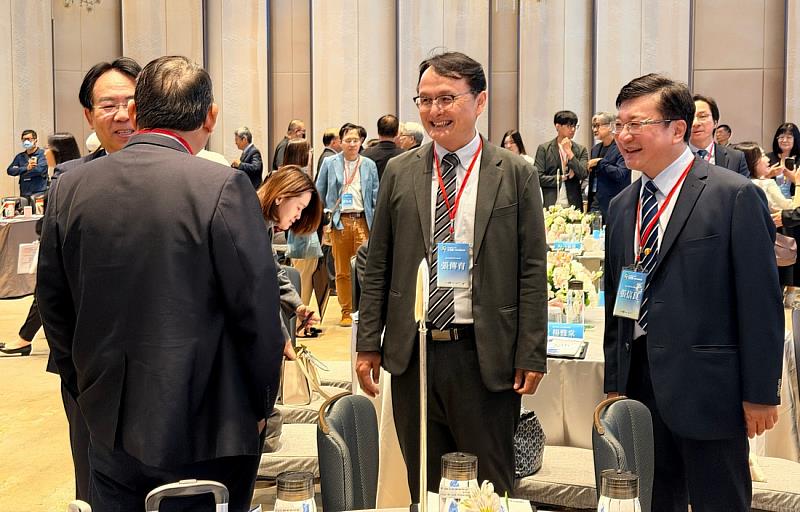 張傳育校長與獲獎學校代表互動交流。